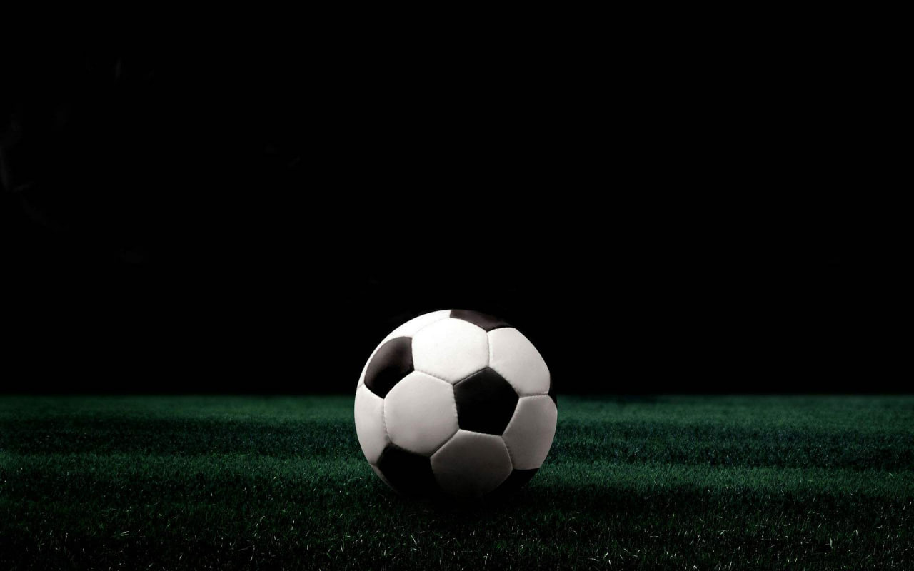 足球爱好者实时关注比赛